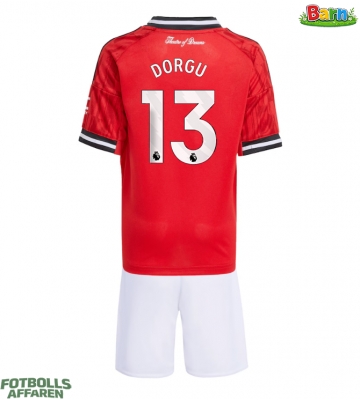 Manchester United Patrick Dorgu #13 Hemmaställ Barn 2025-26 Kortärmad (+ Korta byxor)